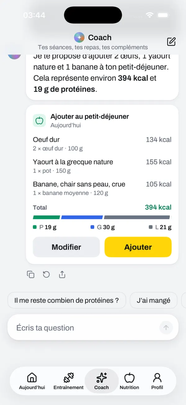 Le coach propose d’ajouter au petit-déjeuner 2 œufs, un yaourt et une banane : 394 kcal, 19 g de protéines, avec les boutons Modifier et Ajouter.